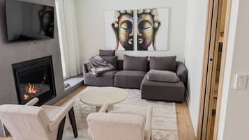 Smart TV, fireplace