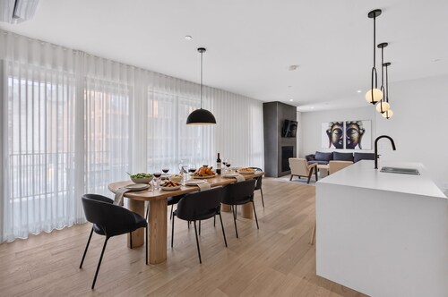 Ski-In Adjacent 200m- 3BR • Free Shuttle •Sleeps 8