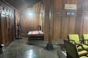 Classic Chalet, 4 Bedrooms, Garden View | Living area