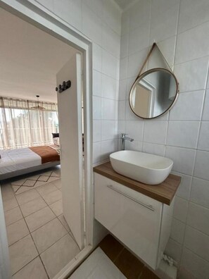 1 habitación, tabla de planchar con plancha, wifi gratis y ropa de cama 