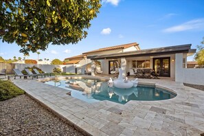 A heated pool - Kierland Charm - Private Yard w/ Pool, Golf & More (Scottsdale)