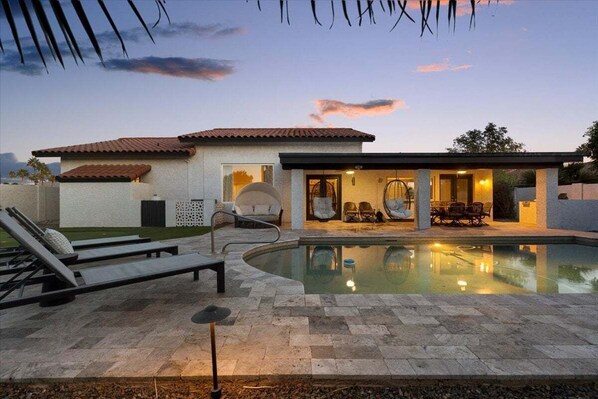 Lämmitetty uima-allas