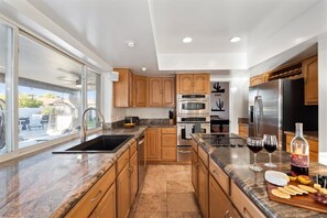 Fridge, microwave, oven, stovetop - Kierland Charm - Private Yard w/ Pool, Golf & More (Scottsdale)