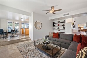 Smart TV, fireplace - Kierland Charm - Private Yard w/ Pool, Golf & More (Scottsdale)