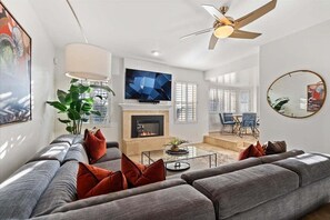 スマートテレビ、暖炉、書庫