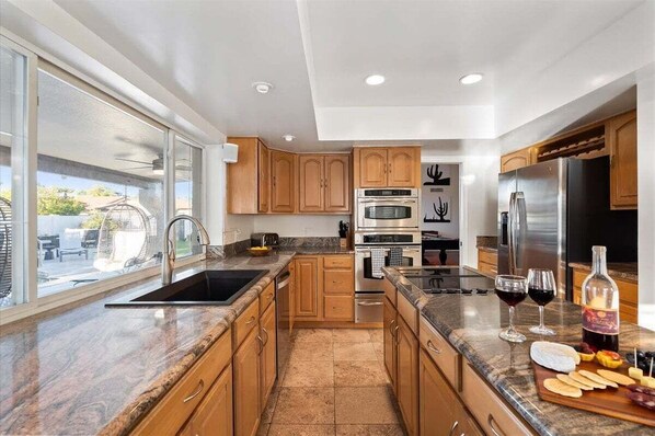 Fridge, microwave, oven, stovetop - Kierland Charm - Pool Heat Available - Putting Green (Scottsdale)