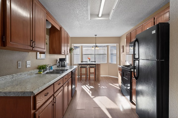 Coffee/tea maker, fridge, microwave, oven