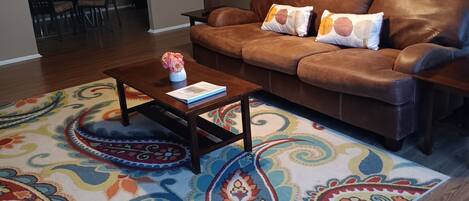 Smart-tv, een open haard, tafelvoetbal en boeken