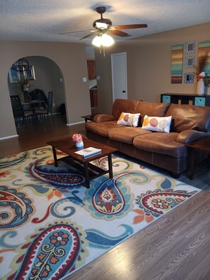 TV connectée, cheminée, baby-foot, livres