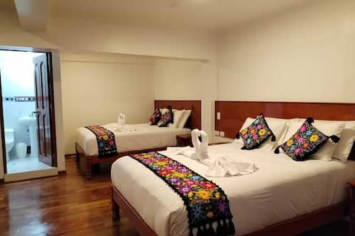 Quarto casal superior | Cofres nos quartos, escrivaninha, espaço de trabalho para notebook