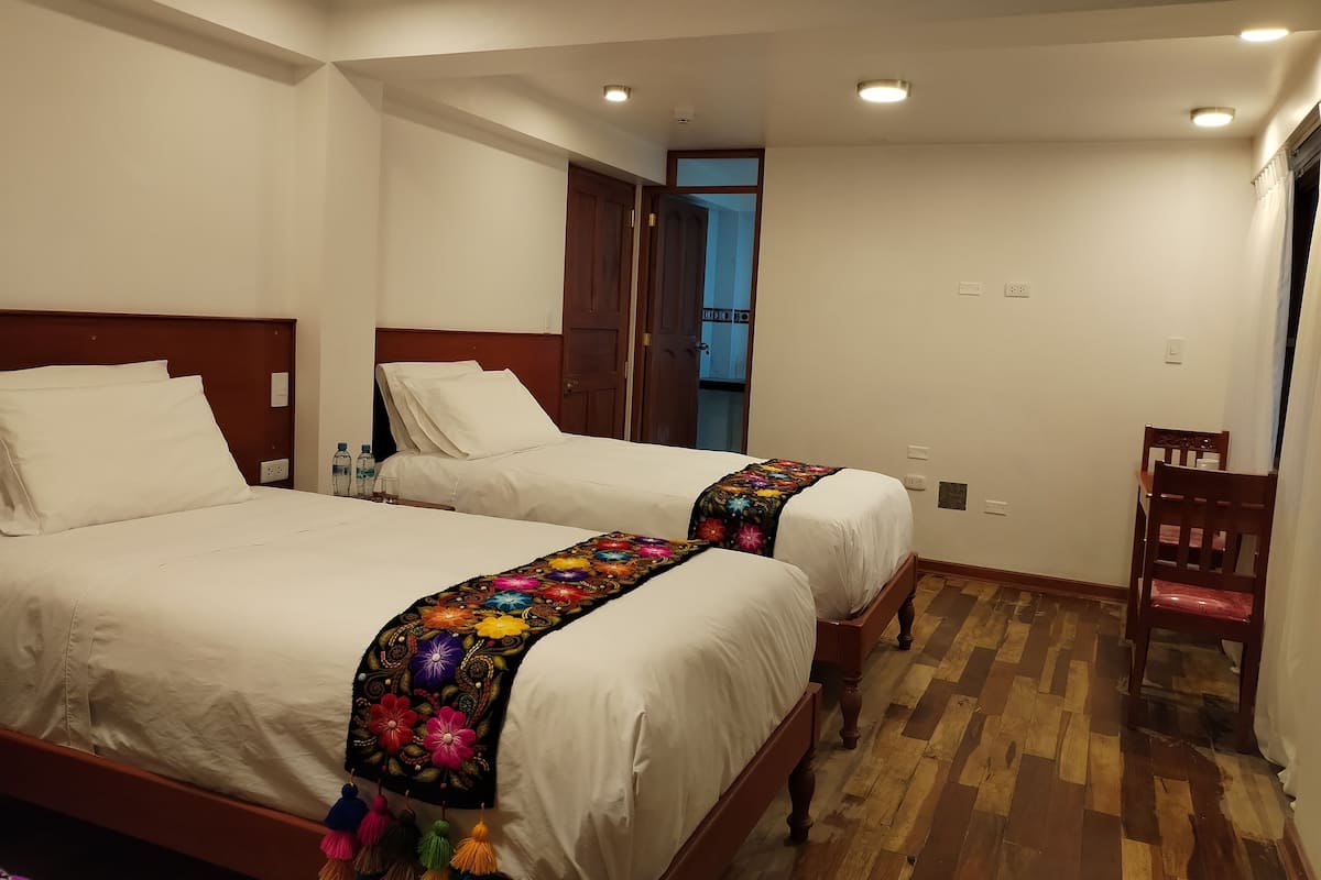 Classic Twin Room | In-room safe, desk, laptop workspace, blackout drapes