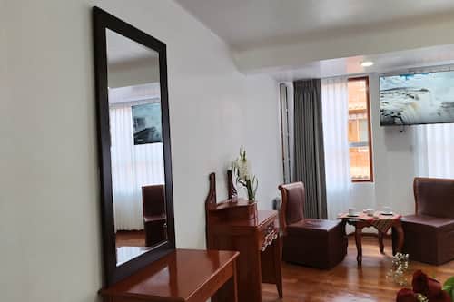 Quarto triplo clássico | Cofres nos quartos, escrivaninha, espaço de trabalho para notebook
