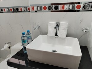 Deluxe Double Room | Bathroom | Hair dryer, towels, soap, shampoo - Kantu Hotel (Cusco)