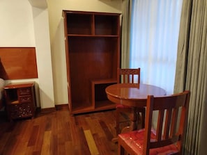 In-room safe, desk, laptop workspace, blackout curtains - Kantu Hotel (Cusco)
