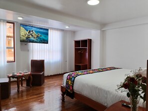 Deluxe dubbelrum | Värdeförvaringsskåp på rummet, skrivbord och arbetsyta för laptop