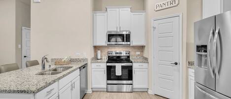 Réfrigérateur, micro-ondes, four, plaque de cuisson