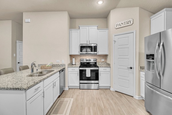 Frigorifero, microonde, forno, piano cottura