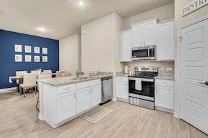 Refrigerador, microondas, horno, placa de cocina