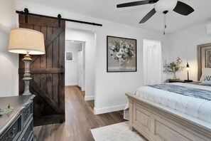 2 bedrooms, desk, iron/ironing board, WiFi