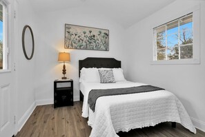 2 bedrooms, desk, iron/ironing board, WiFi