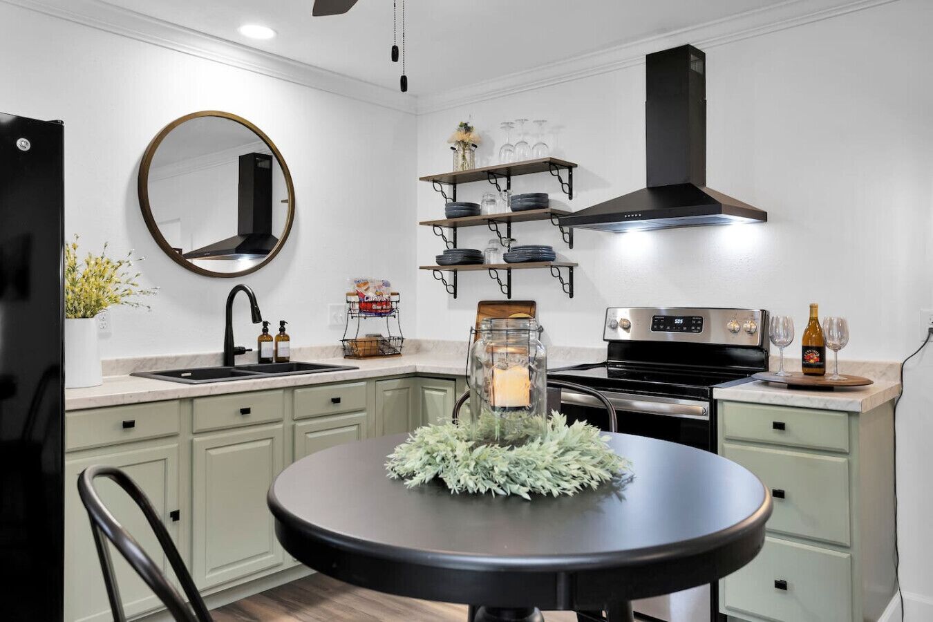 ثلاجة، ميكروويف، فرن، موقد طهي مسطح