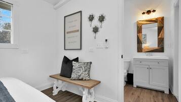 2 habitaciones, escritorio, tabla de planchar con plancha y wifi