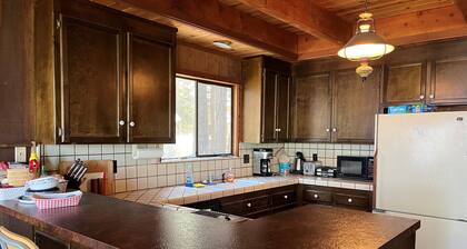 Vintage 4-bedroom cabin in Lake Almanor West with WiFi