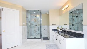 Douche, sèche-cheveux, serviettes fournies, savon