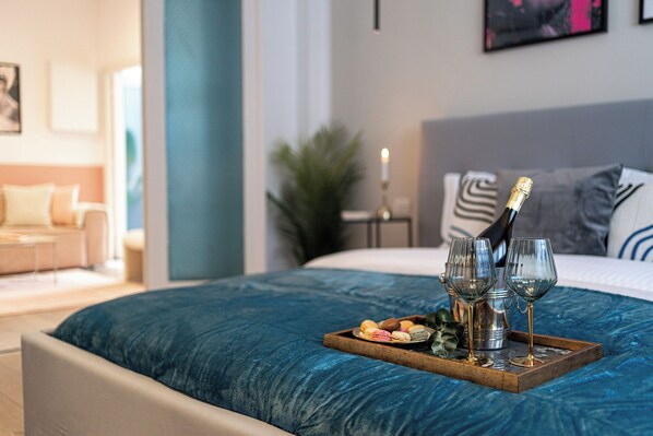 Deluxe-Apartment, 3 Schlafzimmer, Balkon | 3 Schlafzimmer, Verdunkelungsvorhänge, Bügeleisen/Bügelbrett