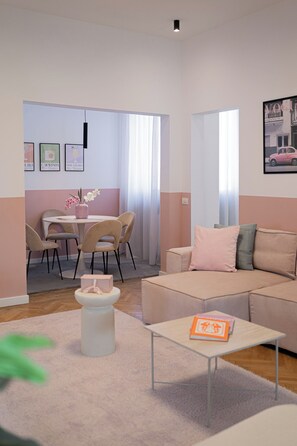 Deluxe-Apartment, 3 Schlafzimmer, Balkon | Wohnbereich