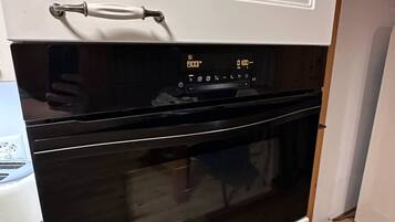 Frigorifero, lavastoviglie, pentole/stoviglie/utensili