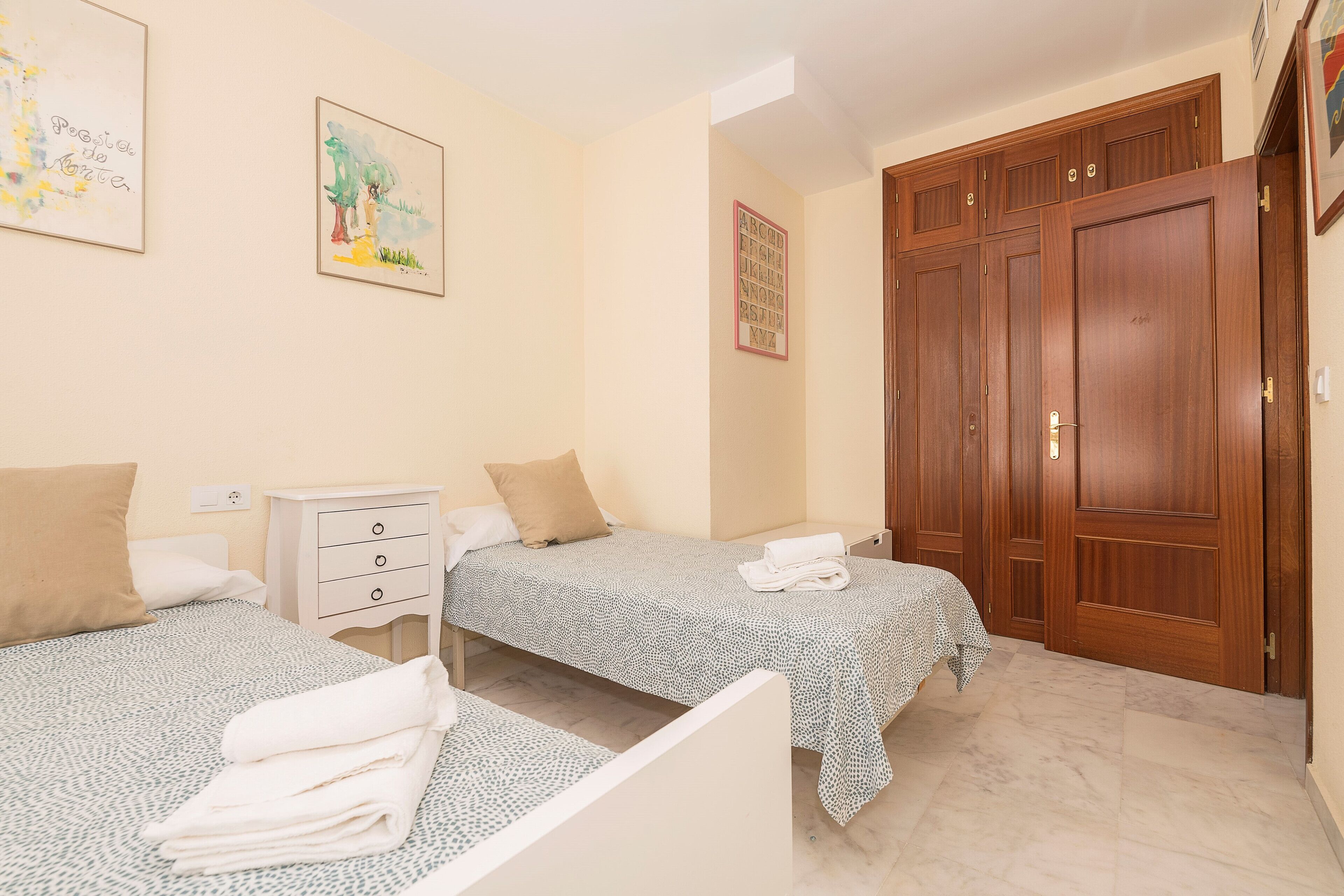 4 slaapkamers, een strijkplank/strijkijzer, gratis wifi, beddengoed