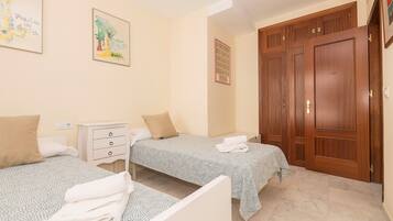 4 slaapkamers, een strijkplank/strijkijzer, gratis wifi, beddengoed