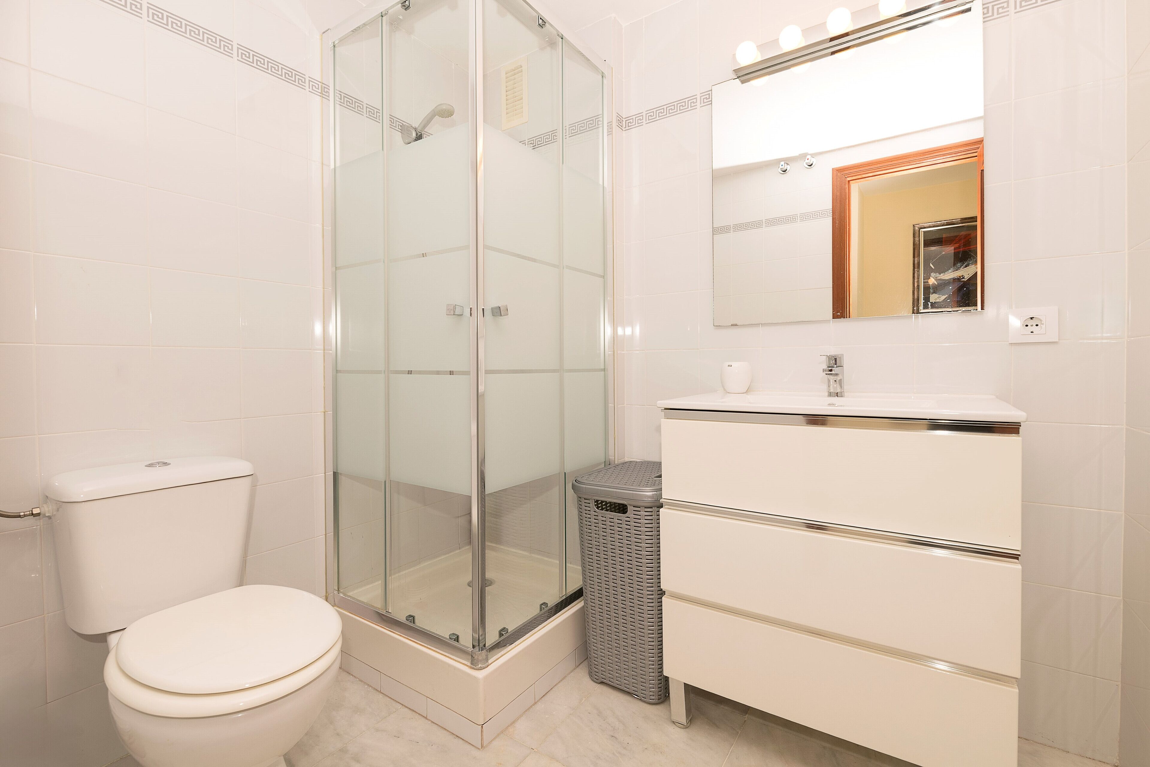 Een douche, een haardroger, een bidet, handdoeken