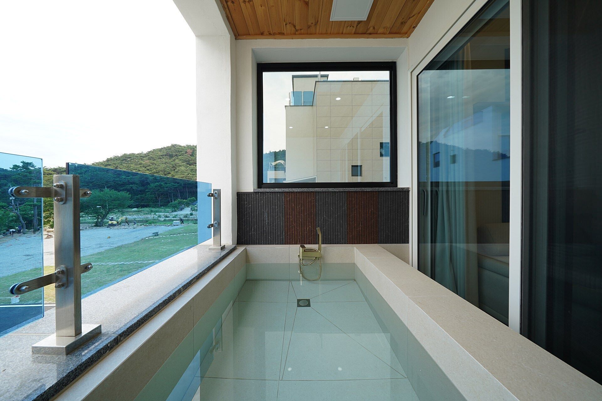 Luxury Double Room - Jacuzzi (One time fee 20,000 KRW / Pay on site) | 専用スパ浴槽