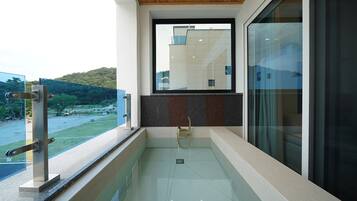 Private spa tub