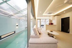 Deluxe Suite - Private Pool, Warm Water (100,000 KRW / Pay on site / 34°C until 20PM) | Living area