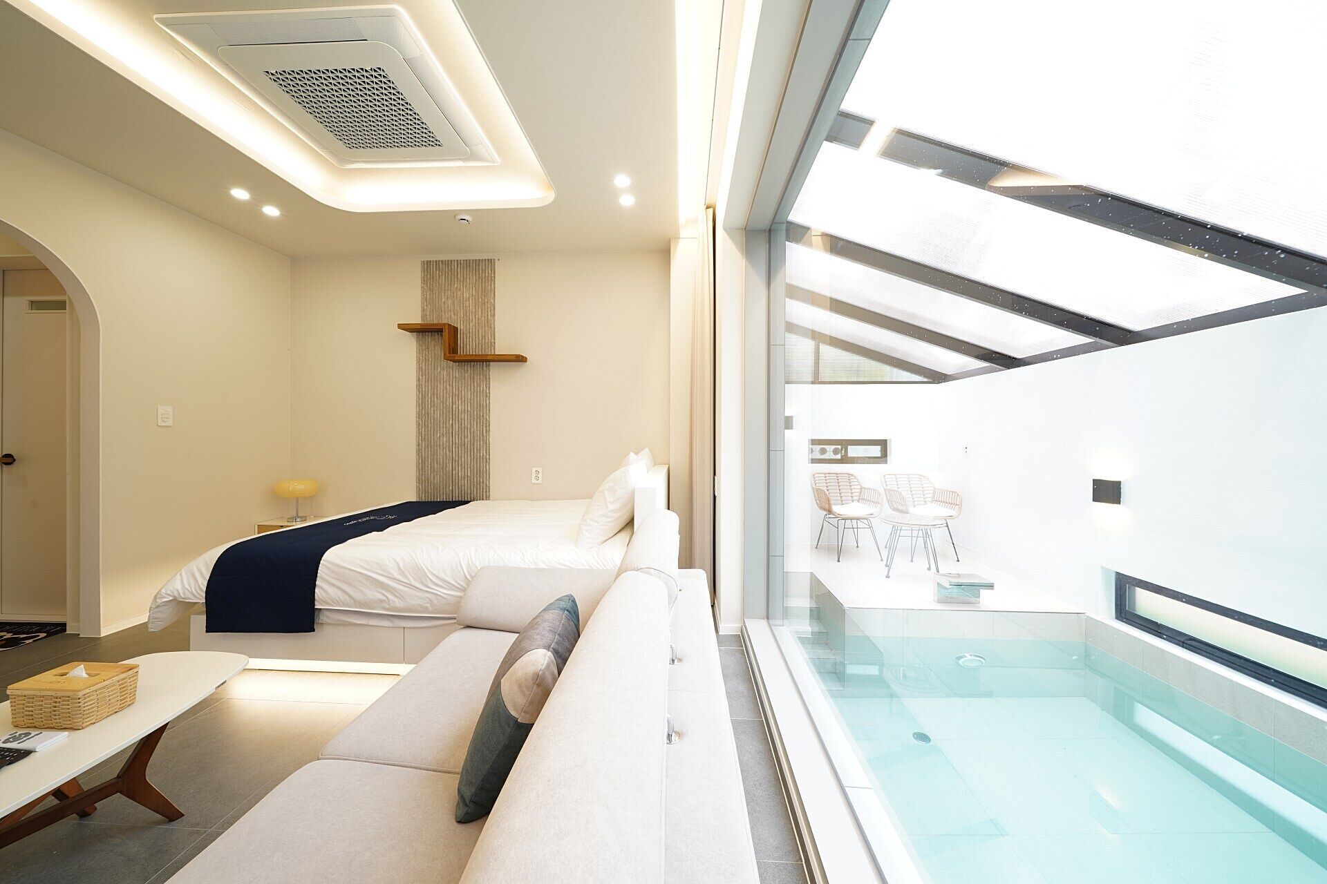 Honeymoon Double Room - Private Pool, Warm Water (100,000 KRW / Pay on site / 34°C until 20PM) | 办公桌、免费 WiFi