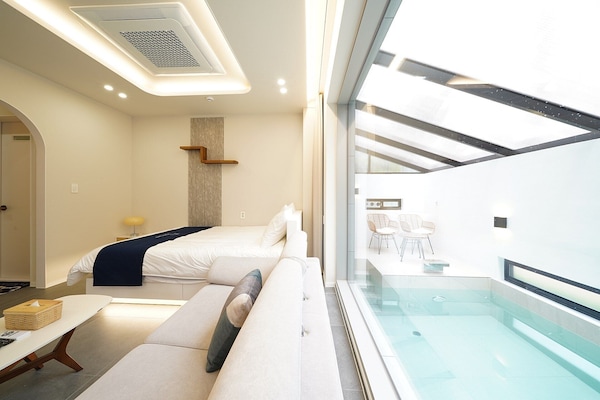 Honeymoon Double Room - Private Pool, Warm Water (100,000 KRW / Pay on site / 34°C until 20PM) | Bàn, truy cập Internet không dây miễn phí