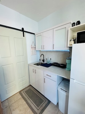 Microwave, dishwasher, coffee/tea maker, toaster