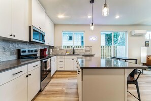 Frigorífic, microones, forn i placa de cuina 