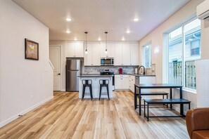 Frigorífic, microones, forn i placa de cuina 