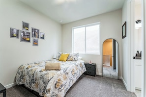 3 bedrooms, desk, iron/ironing board, free WiFi - Travel the World Without Leaving Portland (Portland)