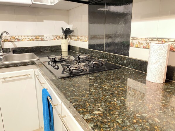 Refrigerador, horno, cafetera/tetera, utensilios de cocina