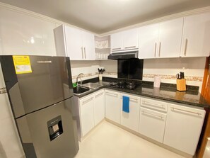 雪櫃、焗爐、咖啡機/沖茶器、廚房用具/餐具/器皿