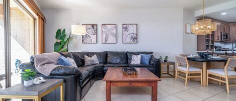 TV connectée, lecteur de DVD, livres, chaîne hi-fi