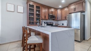 Fridge, microwave, oven, stovetop - SE108 Newly Remodeled First-Floor Ocean Front Condo with Prime Location (Puerto Peñasco)