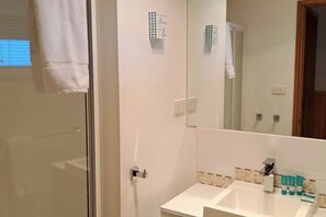 Dusche, Haartrockner, Handtücher