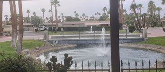 Family friendly, Charming 2-bedroom house with WiFi, AC in serene Rancho Mirage.