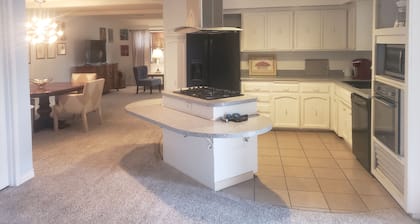 Family friendly, Charming 2-bedroom house with WiFi, AC in serene Rancho Mirage.